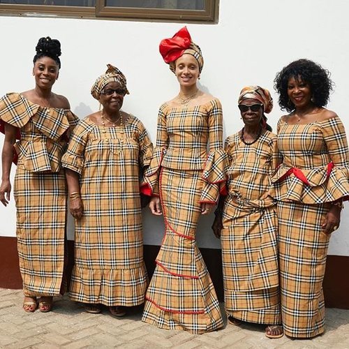Adwoa Aboah posa con su familia con los trajes tradicionales de Ghana en tela Burberry
