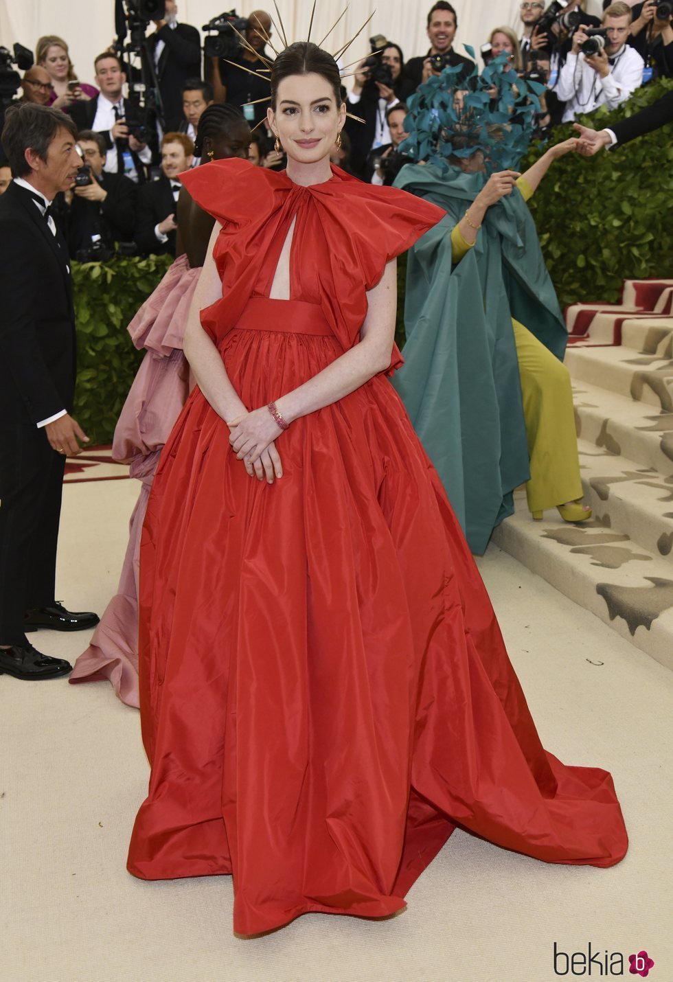 Anne Hathaway con un vestido rojo en la Gala Met 2018