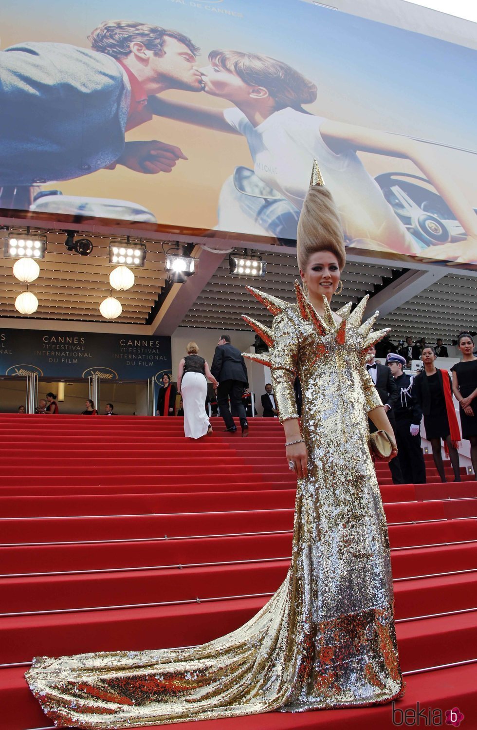 Elena Lenina con un vestido de lentejuelas doradas en el Festival de Cannes 2018