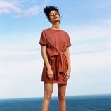 Vestido color tierra de la primera colección sostenible de Pull & Bear 2018
