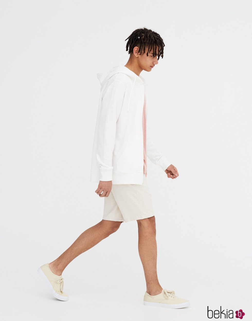 Sudadera blanca con capucha para hombre de la primera colección sostenible de Pull & Bear 2018