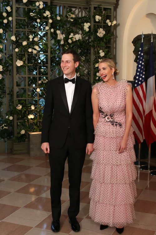 Ivanka Trump vestida de Rodarte junto a Jared Kushner en una cena de gala ofrecida en honor al Presidente de Francia