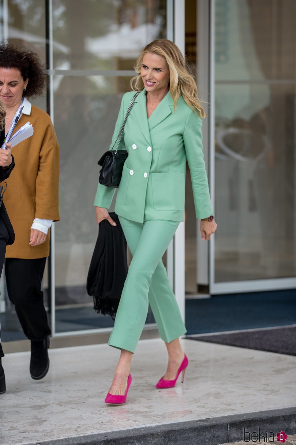 Judit Mascó en Cannes con un traje de chaqueta en tono verde menta