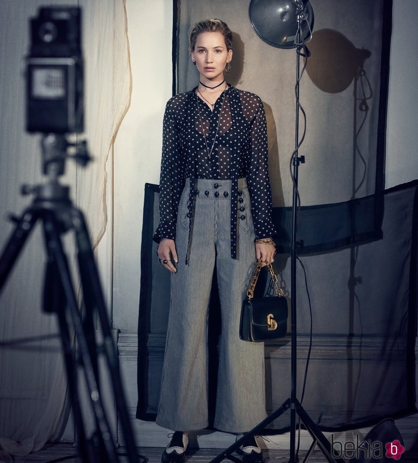 Jennifer Lawrence con una blusa y un pantalón de la nueva colección de Dior 2018