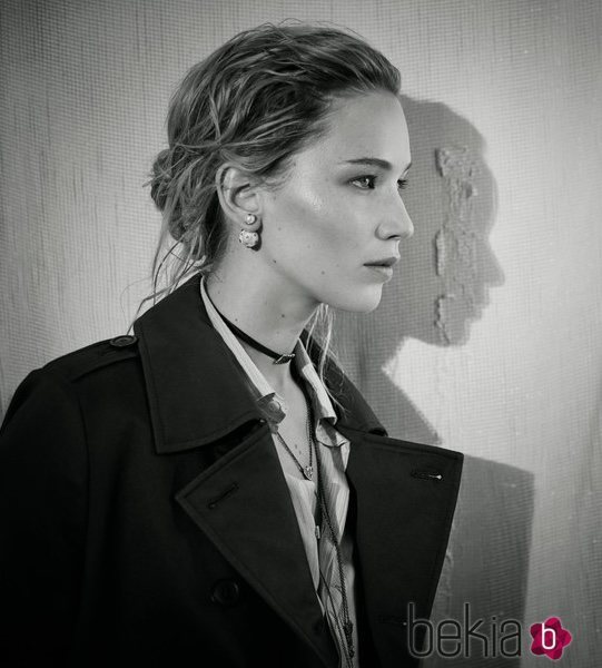 Jennifer Lawrence posando para la nueva colección de Dior 2018