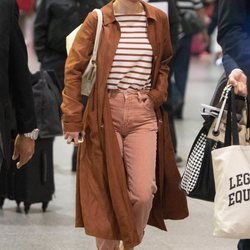 Emilia Clarke con una gabardina marrón en Nueva York 2018