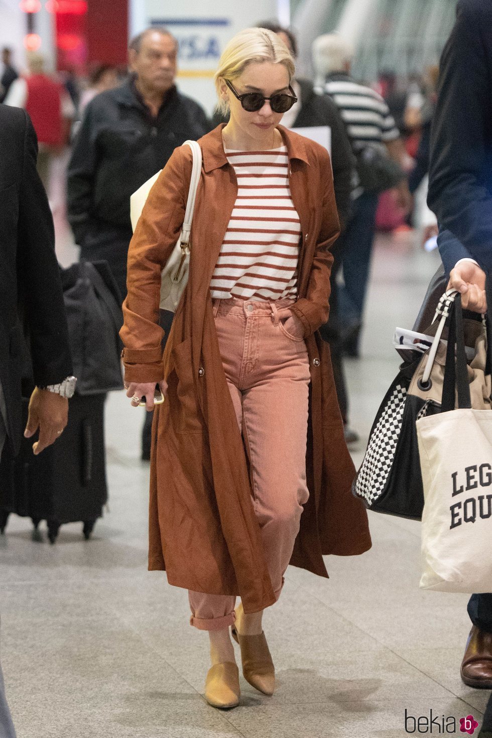 Emilia Clarke con una gabardina marrón en Nueva York 2018