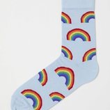 Calcetines con arcoíris de la nueva colección 'Love for All' de H&M