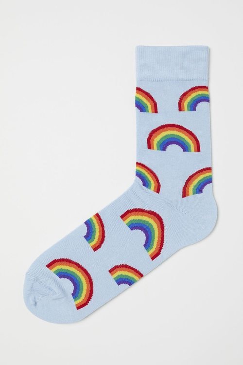 Calcetines con arcoíris de la nueva colección 'Love for All' de H&M