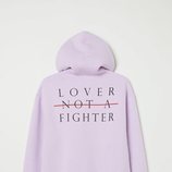 Sudadera con mensaje en la espalda de la nueva colección 'Love for All' de H&M