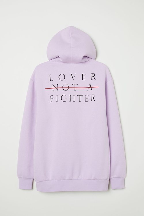 Sudadera con mensaje en la espalda de la nueva colección 'Love for All' de H&M