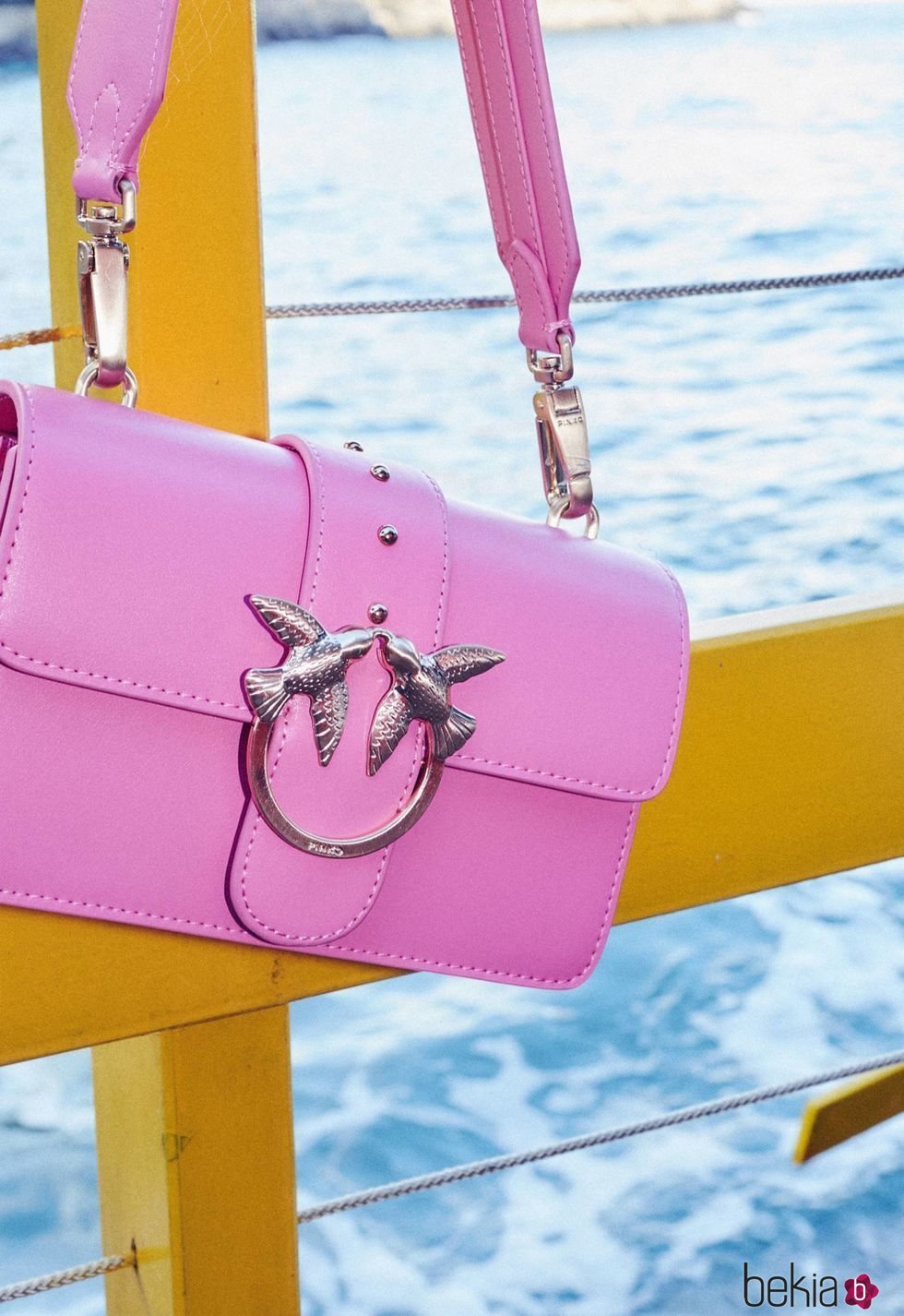 Bolso rosa chicle de la nueva colección crucero de Pinko 2018