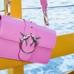 Bolso rosa chicle de la nueva colección crucero de Pinko 2018