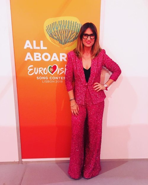 Noemí Galera con un traje de chaqueta de Iván Campaña en Eurovisión 2018