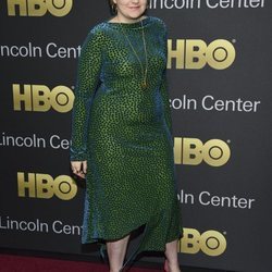 Lena Dunham con un vestido verde con brillo azulado en la American Songbook Gala 201