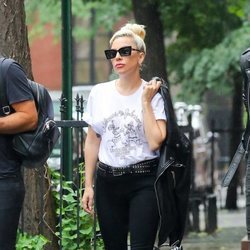 Lady Gaga con un pantalón negro y camiseta blanca en Nueva York 2018