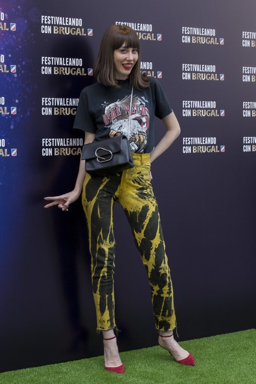 Natalia Ferviú con un pantalón amarillo y negro en un evento de Brugal 2018