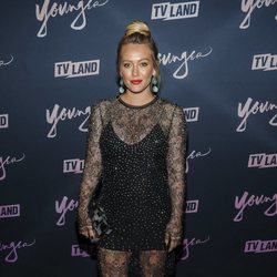 Hilary Duff con un vestido negro transparente en la premiere de 'Younger' en Nueva York 2018