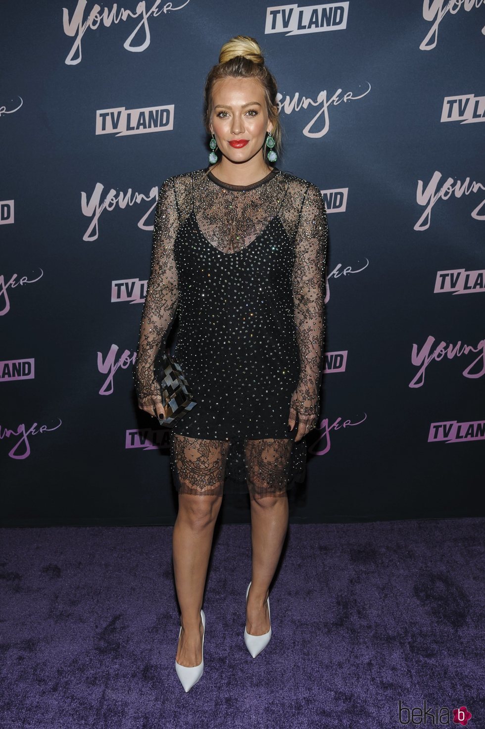 Hilary Duff con un vestido negro transparente en la premiere de 'Younger' en Nueva York 2018