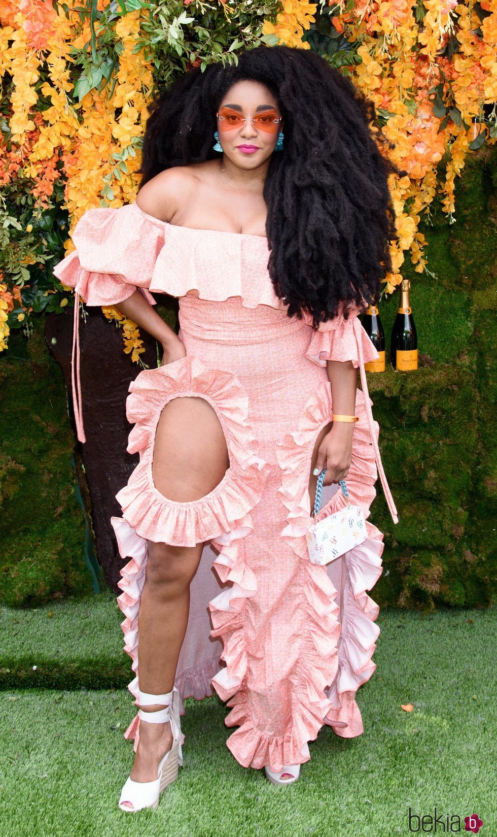 Takenya Quann con un vestido asimétrico en una fiesta de la marca de champán Veuve Clicquot 2018