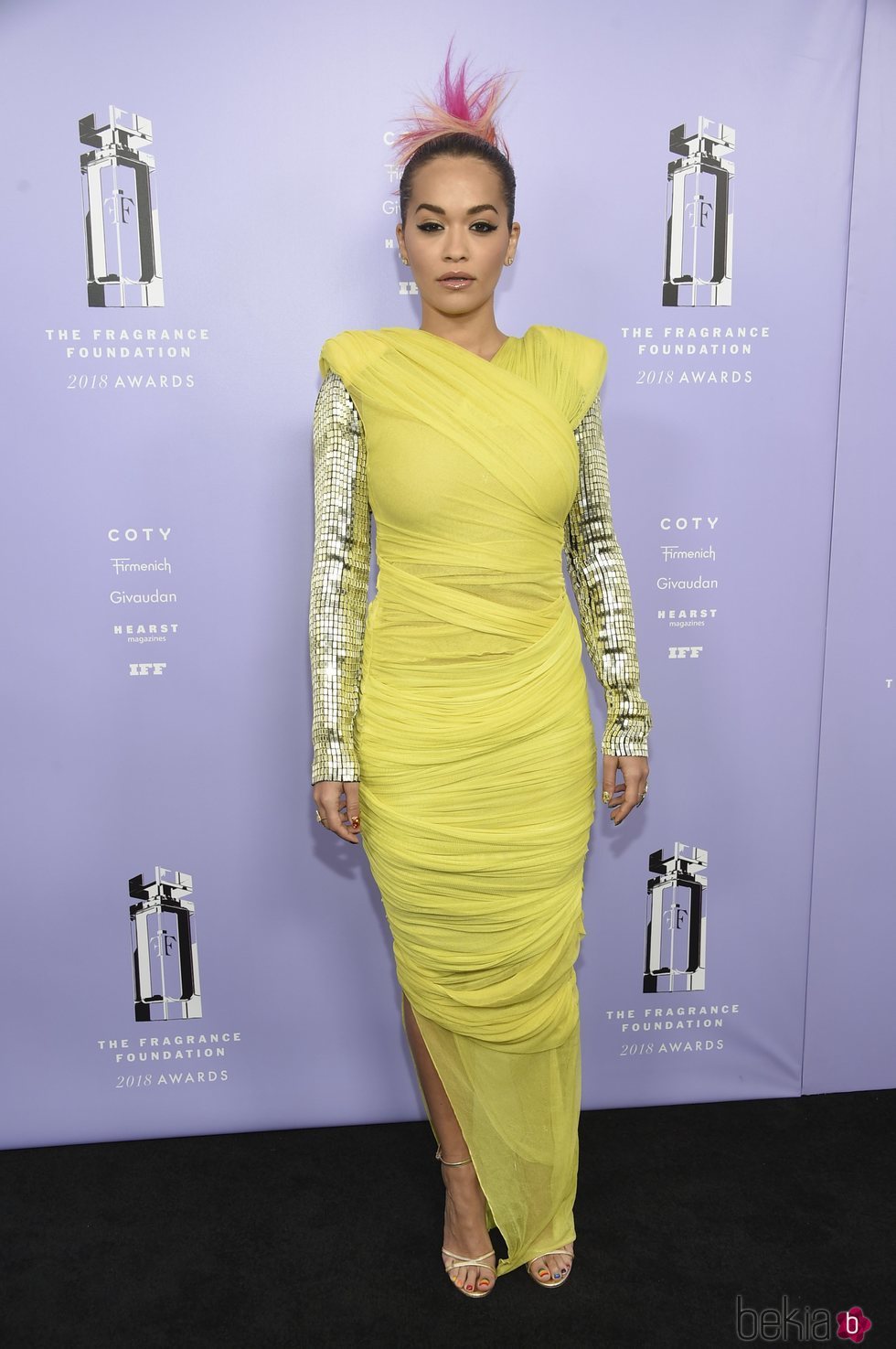 Rita Ora de verde lima en los Premios Fragrance 2018