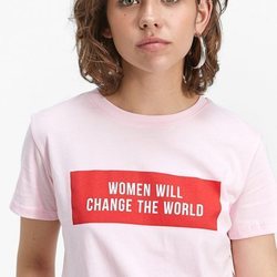 Camiseta 'Women Will Change the World' de la colección primavera/verano 2018 de Stradivarius