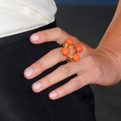 Detalle de anillo naranja con 4 piedras