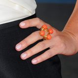 Detalle de anillo naranja con 4 piedras