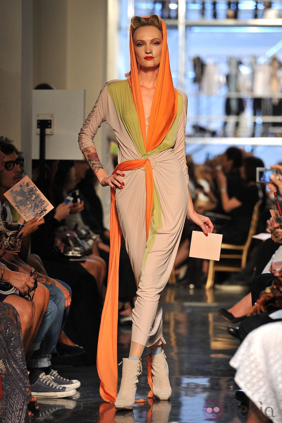 Modelo de Jean Paul Gaultier con look naranja