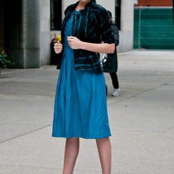 Miranda Kerr con vestido azul de David Jones