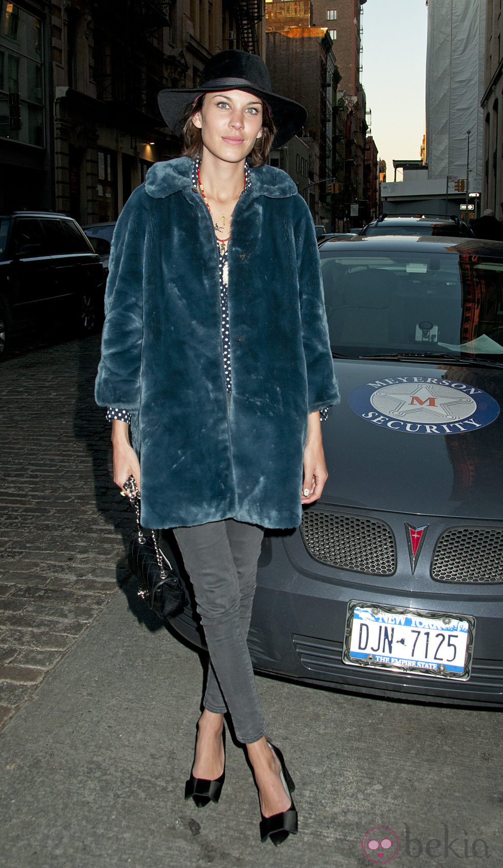 Alexa Chung con pitillos grises y abrigo azul de piel