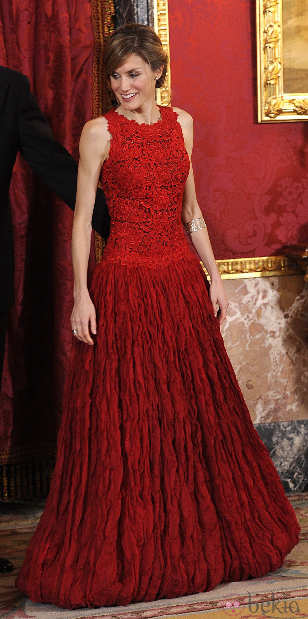 Letizia Ortiz con vestido de gala en rojo