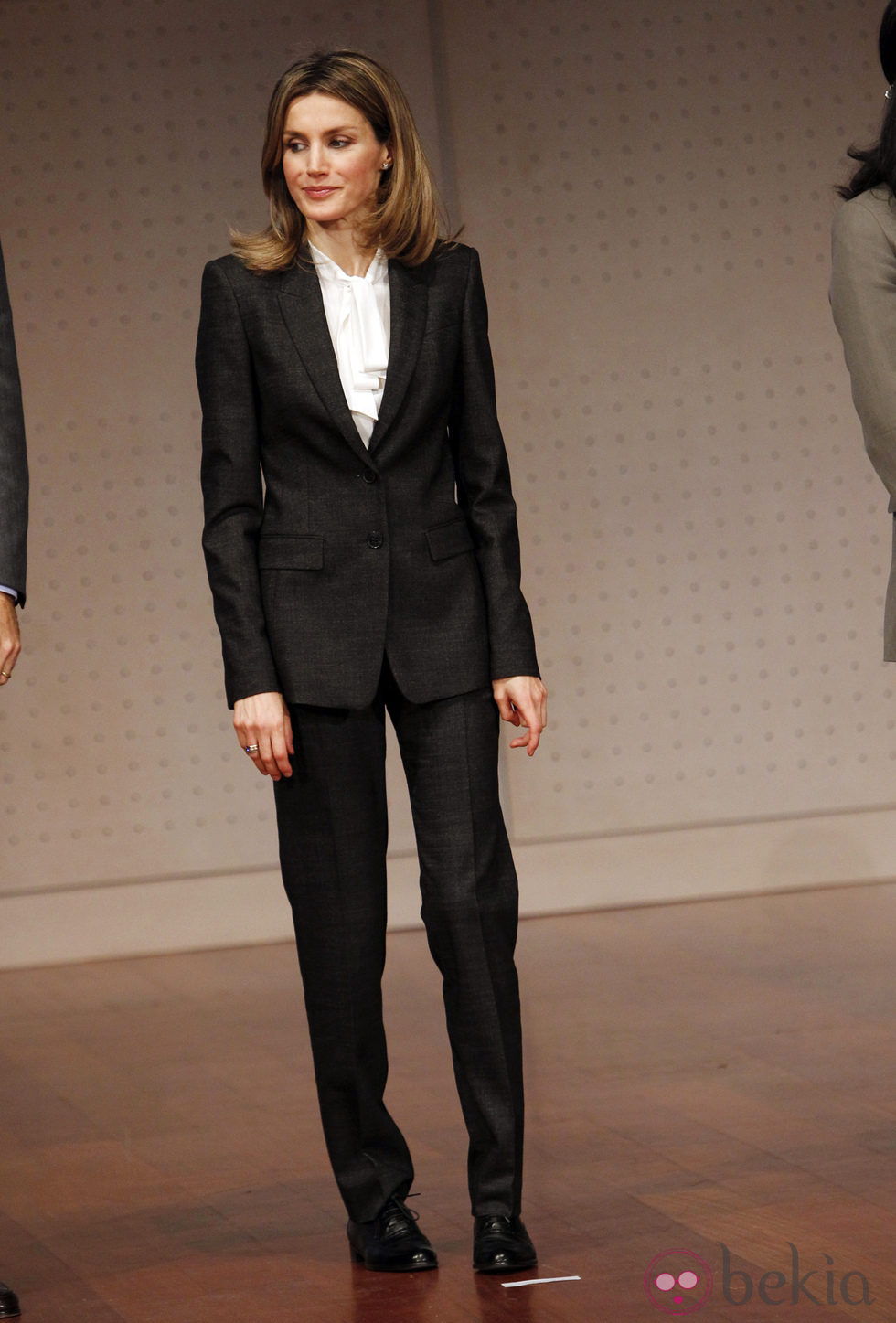 Letizia Ortiz con traje chaqueta negro