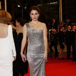Blanca Suárez con vestido largo glitter escote de un hombro