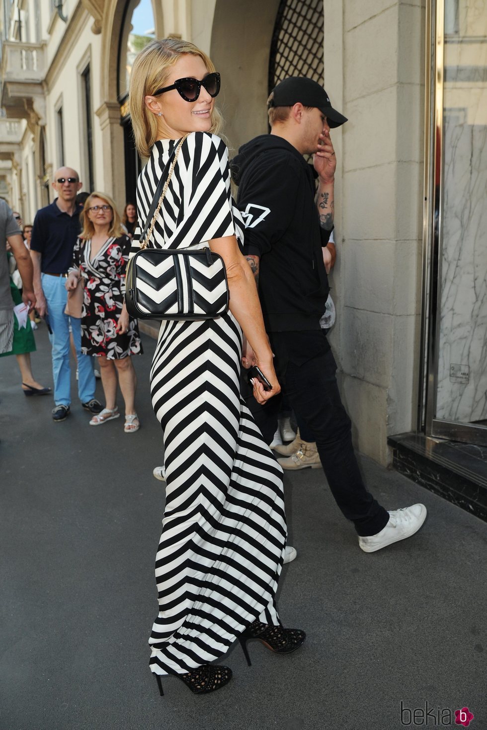 Paris Hilton pasea por Milán con un maxi vestido estampado