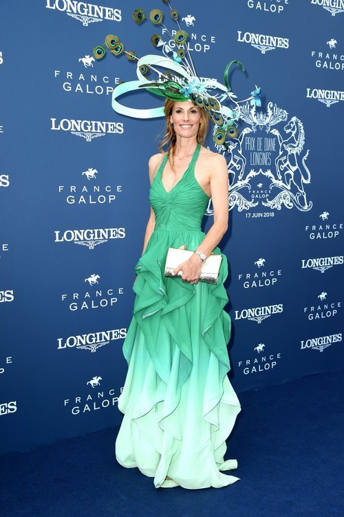 Sophie Thalmann con un vestido verde y un tocado extravagante en Prix de Diane Longines 2018