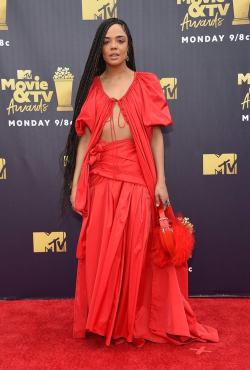 Tessa Thompson con un vestido rojo en los Premios MTV Movie 2018