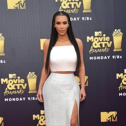 Kim Kardashian con una falda brillante en los Premios MTV Movie 2018
