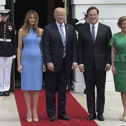 Melania Trump vestida de azul cielo junto a Donald Trump, el Presidente de Panamá Juan Carlos Varela y su mujer Lorena Castillo Varela