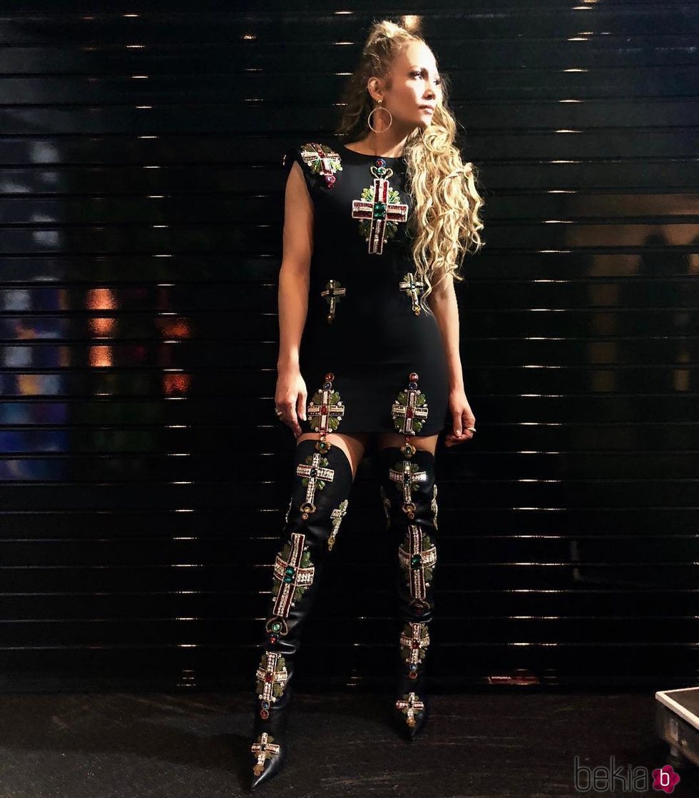 Jennifer Lopez con un total look de Versace en una gala de la televisión de Estados Unidos