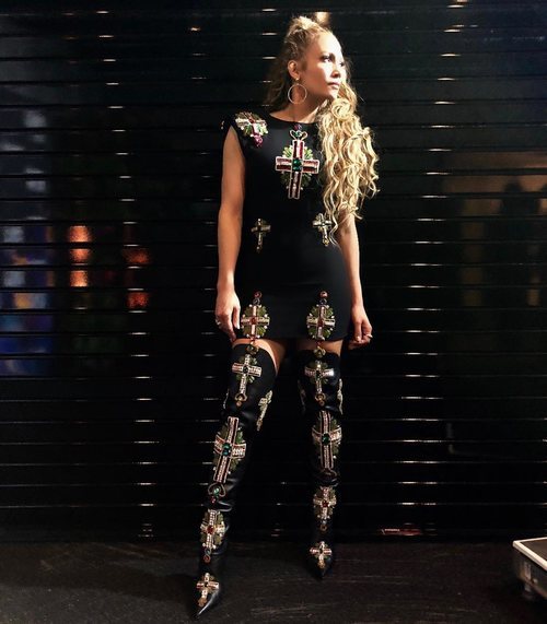 Jennifer Lopez con un total look de Versace en una gala de la televisión de Estados Unidos
