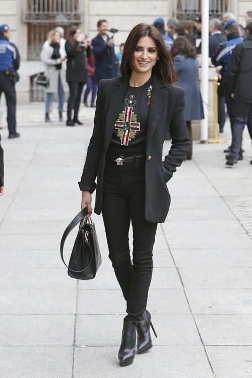 Penélope Cruz con una camiseta de Versace en las calles de Madrid