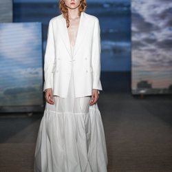 Vestido blanco largo de TCN primavera/verano 2019 en la 080 Barcelona Fashion Week