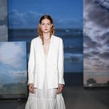 Vestido blanco largo de TCN primavera/verano 2019 en la 080 Barcelona Fashion Week