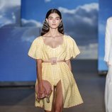 Vestido de cuadros amarillo de TCN primavera/verano 2019 en la 080 Barcelona Fashion Week