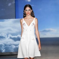 Vestido blanco de TCN primavera/verano 2019 en la 080 Barcelona Fashion Week