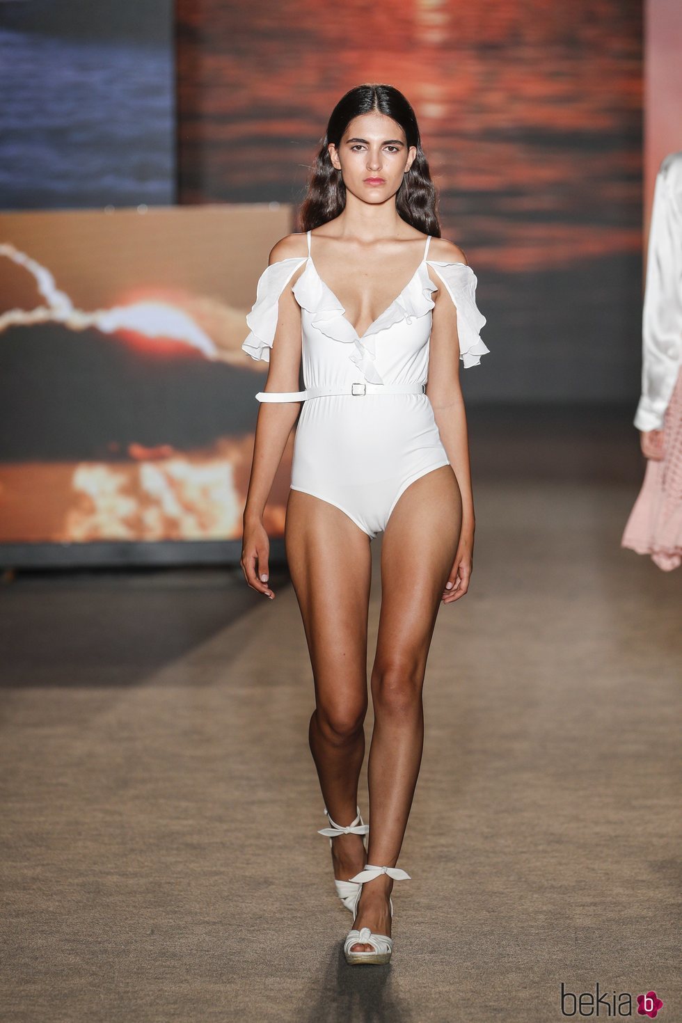 Bañador blanco con volantes de TCN primavera/verano 2019 en la 080 Barcelona Fashion Week
