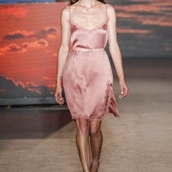 Vestido de seda rosa de TCN primavera/verano 2019 en la 080 Barcelona Fashion Week