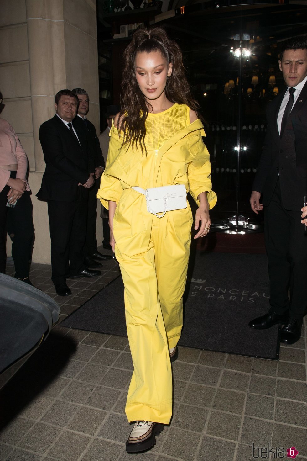 Bella Hadid con un jumpsuit amarillo en las calles de París