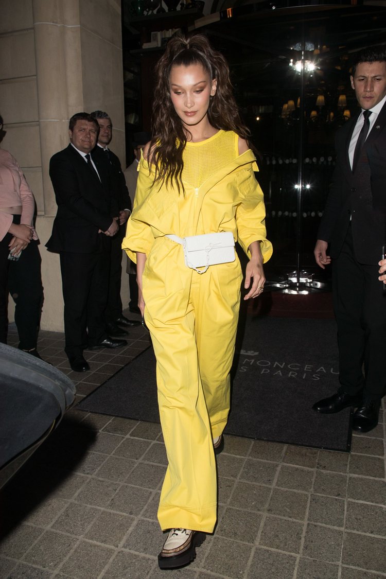 Bella Hadid con un jumpsuit amarillo en las calles de París